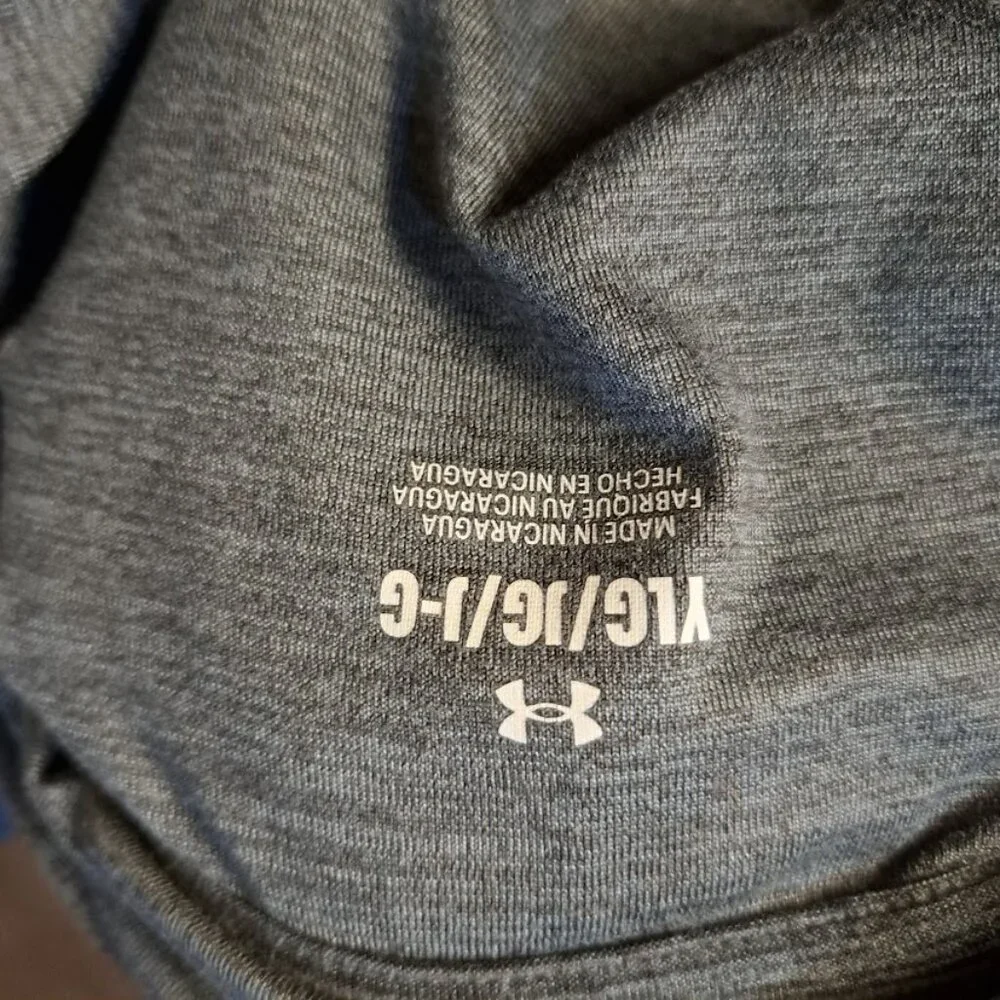 Under‎ Armour youth Large Long Sleeve shirt with hood grey and black mountians